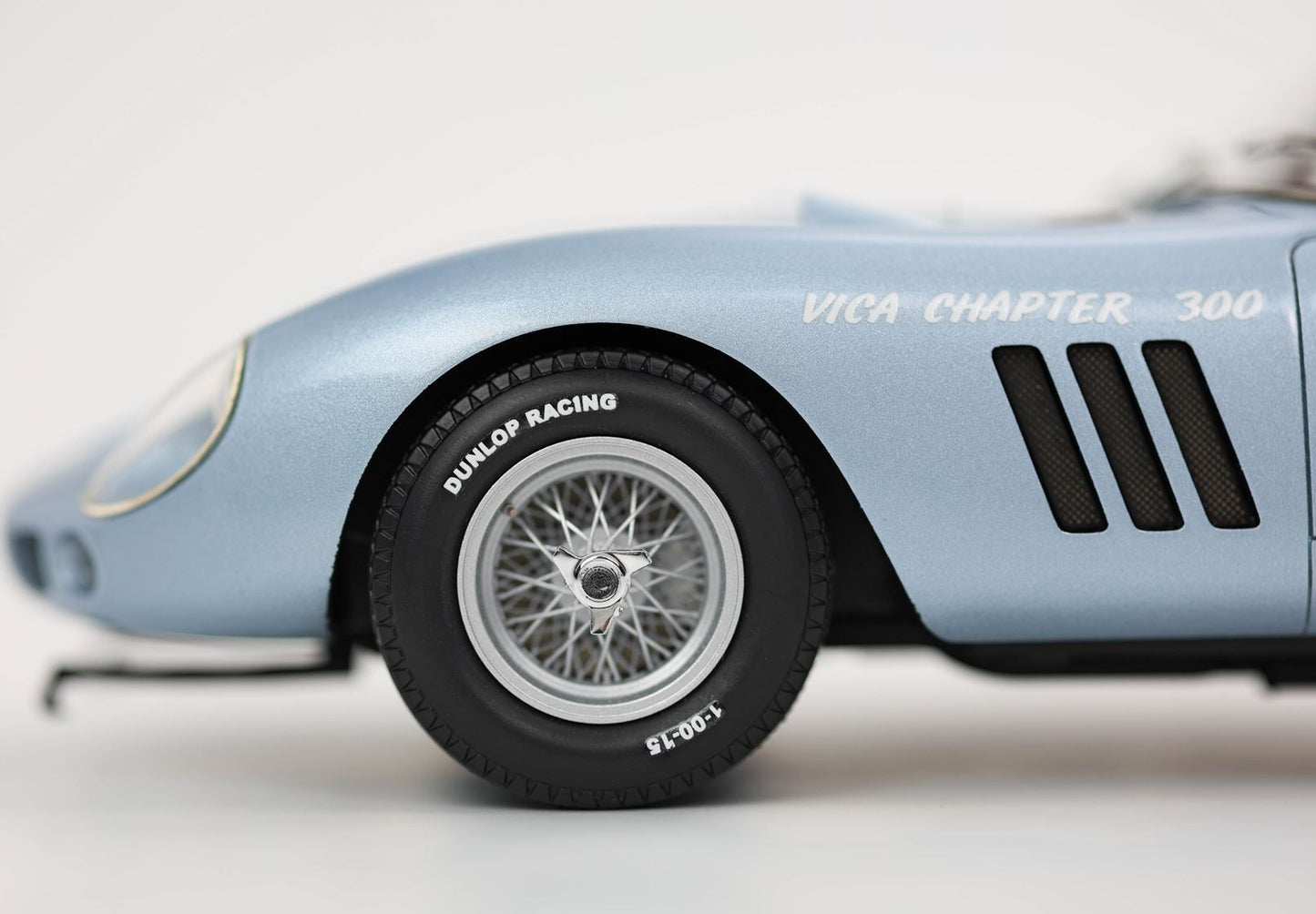 Primo piano di una ruota blu Vica Chapter 300 per auto d'epoca con pneumatici Dunlop Racing, in vendita su Vroomi.