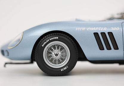 Primo piano di una ruota blu Vica Chapter 300 per auto d'epoca con pneumatici Dunlop Racing, in vendita su Vroomi.