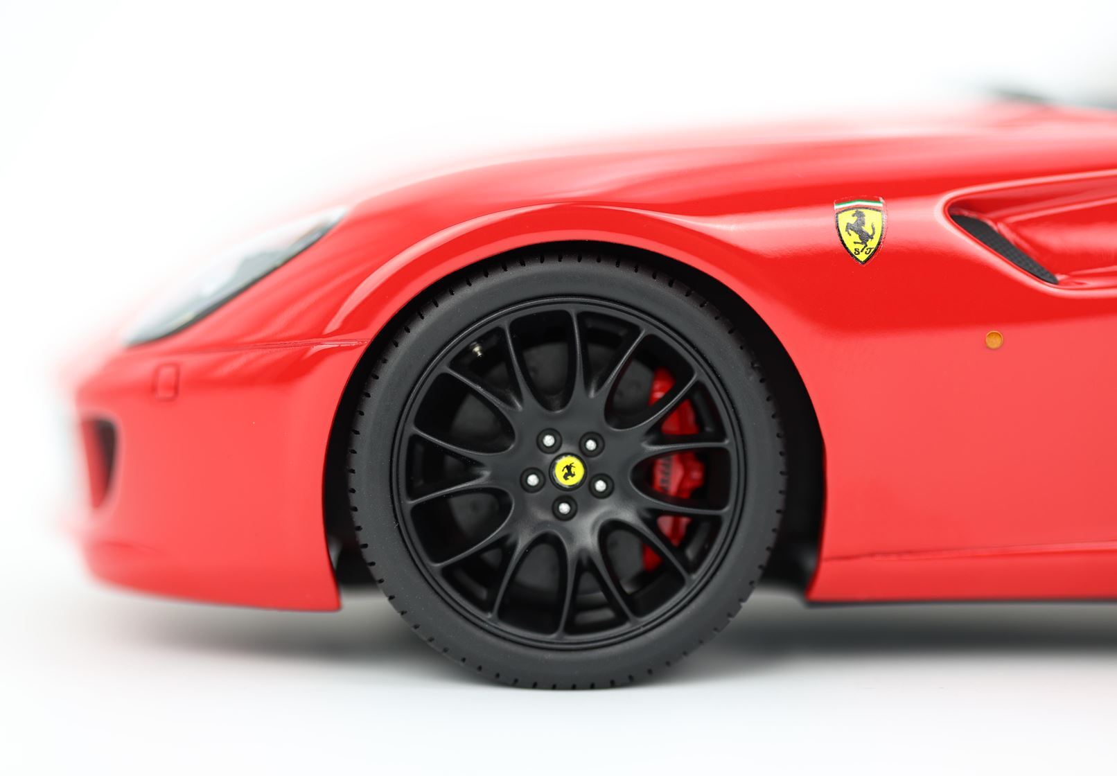 FERRARI 599 GTB FIORANO 2006 CAMBIO AUTOMATICO - FATTA IN ITALIA ROSSO CORSA - CERCHI E TETTO NERI - Vroomi