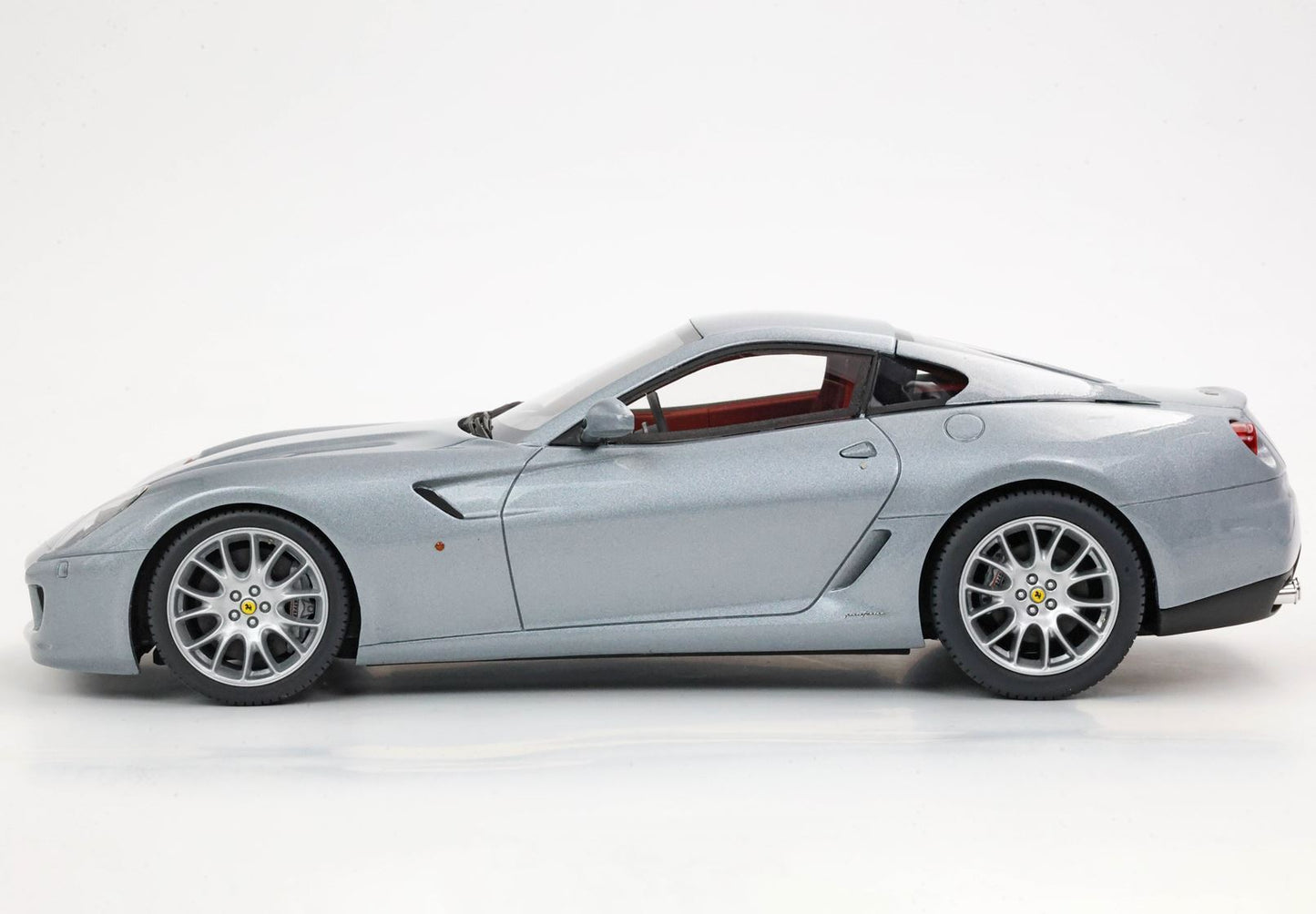 FERRARI 599 GTB FIORANO 2006 CAMBIO AUTOMATICO - FATTO IN ITALIA GRIGIO TITANIO INTERNI BORDEAUX - Vroomi