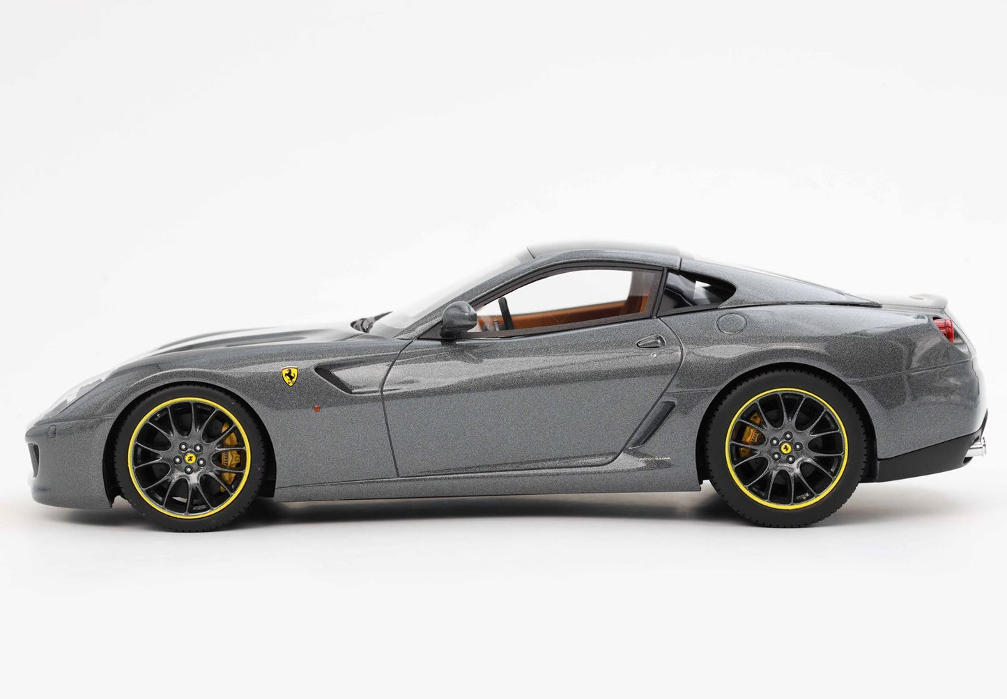 FERRARI 599 GTB FIORANO 2006 CAMBIO AUTOMATICO - FATTO IN ITALIA GRIGIO SILVERSTONE INTERNI COLORE CUOIO - Vroomi