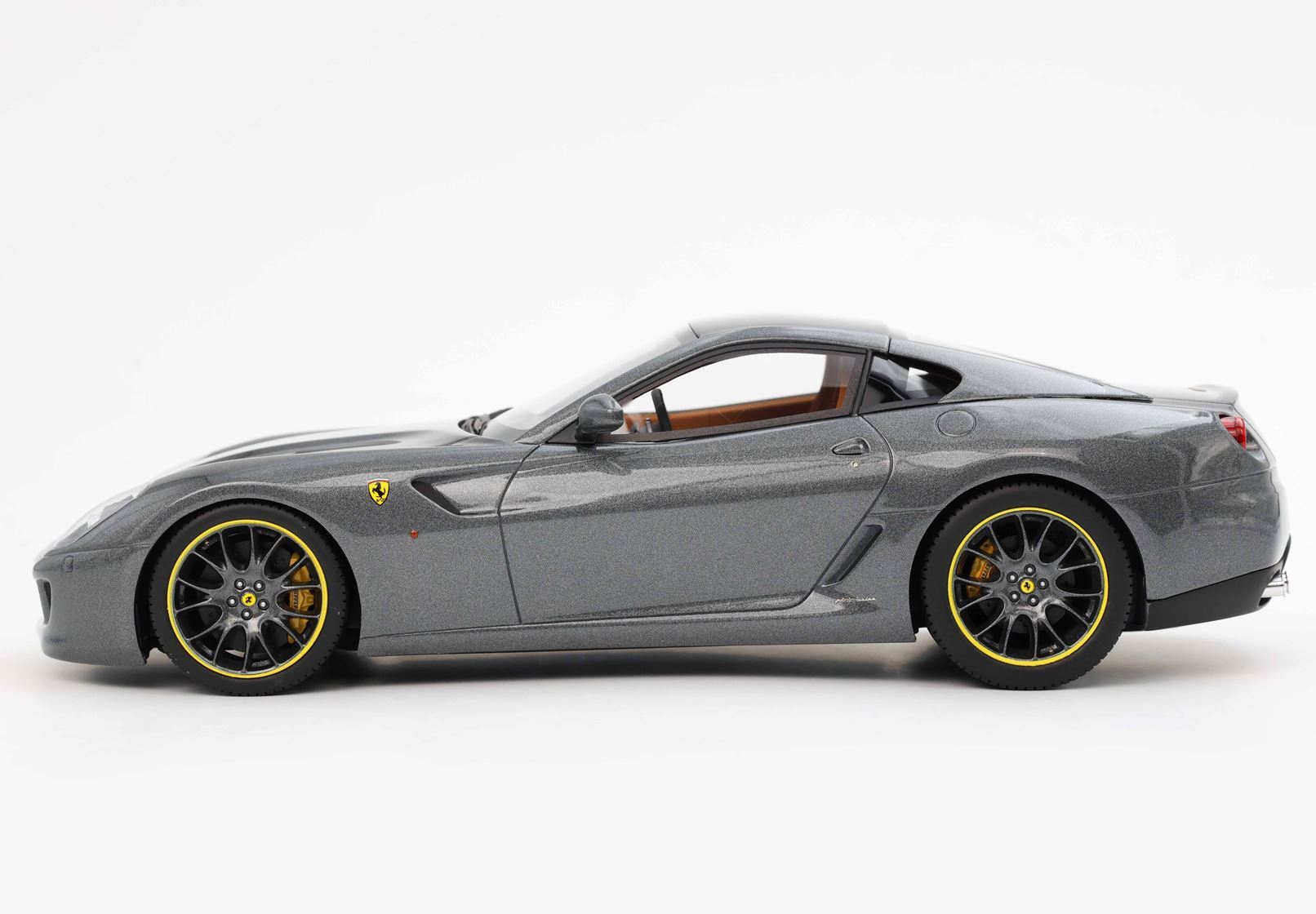 FERRARI 599 GTB FIORANO 2006 CAMBIO AUTOMATICO - FATTO IN ITALIA GRIGIO SILVERSTONE INTERNI COLORE CUOIO - Vroomi