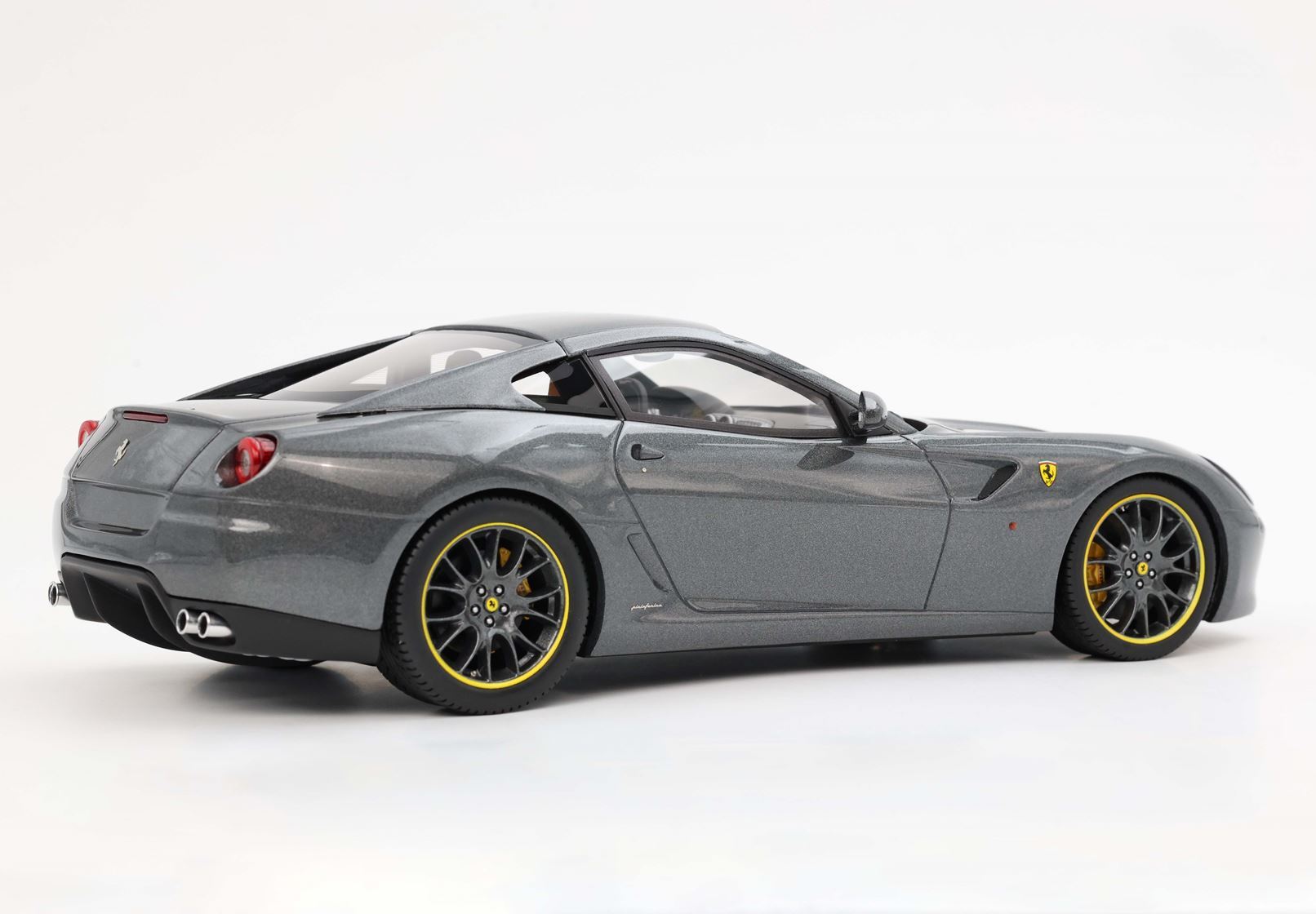 FERRARI 599 GTB FIORANO 2006 CAMBIO AUTOMATICO - FATTO IN ITALIA GRIGIO SILVERSTONE INTERNI COLORE CUOIO - Vroomi