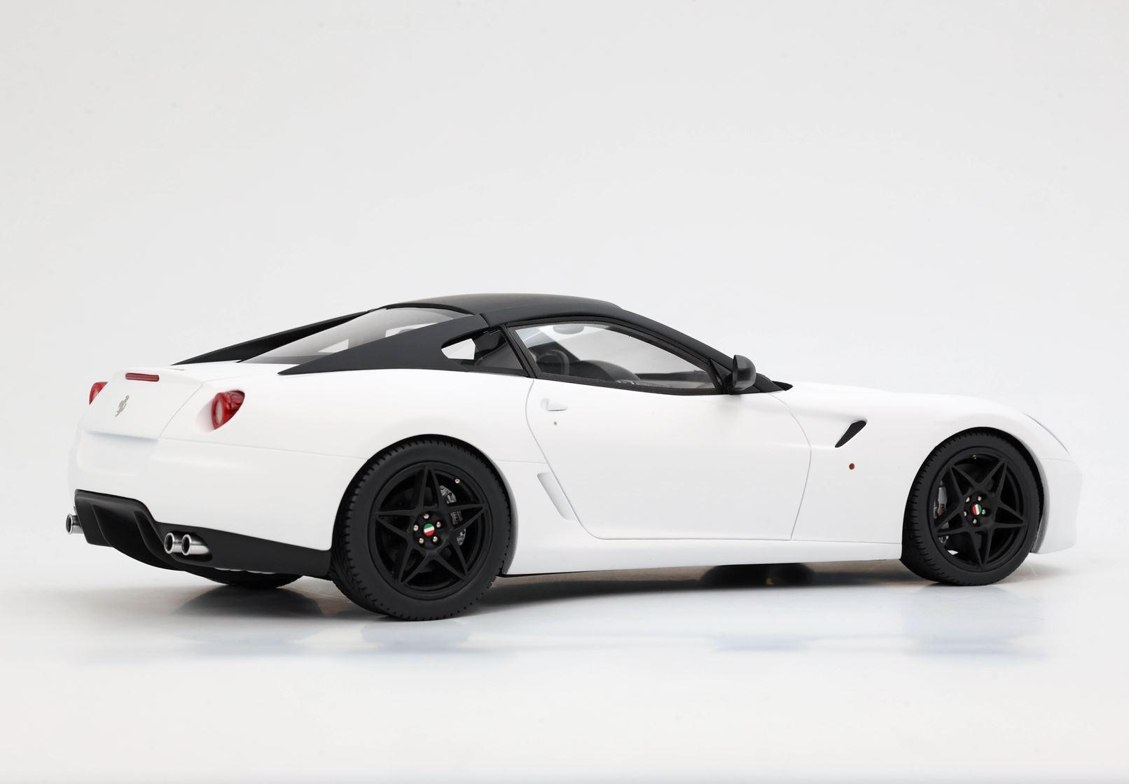 FERRARI 599 GTB FIORANO 2006 CAMBIO AUTOMATICO - FATTO IN ITALIA BIANCO OPACO - Vroomi