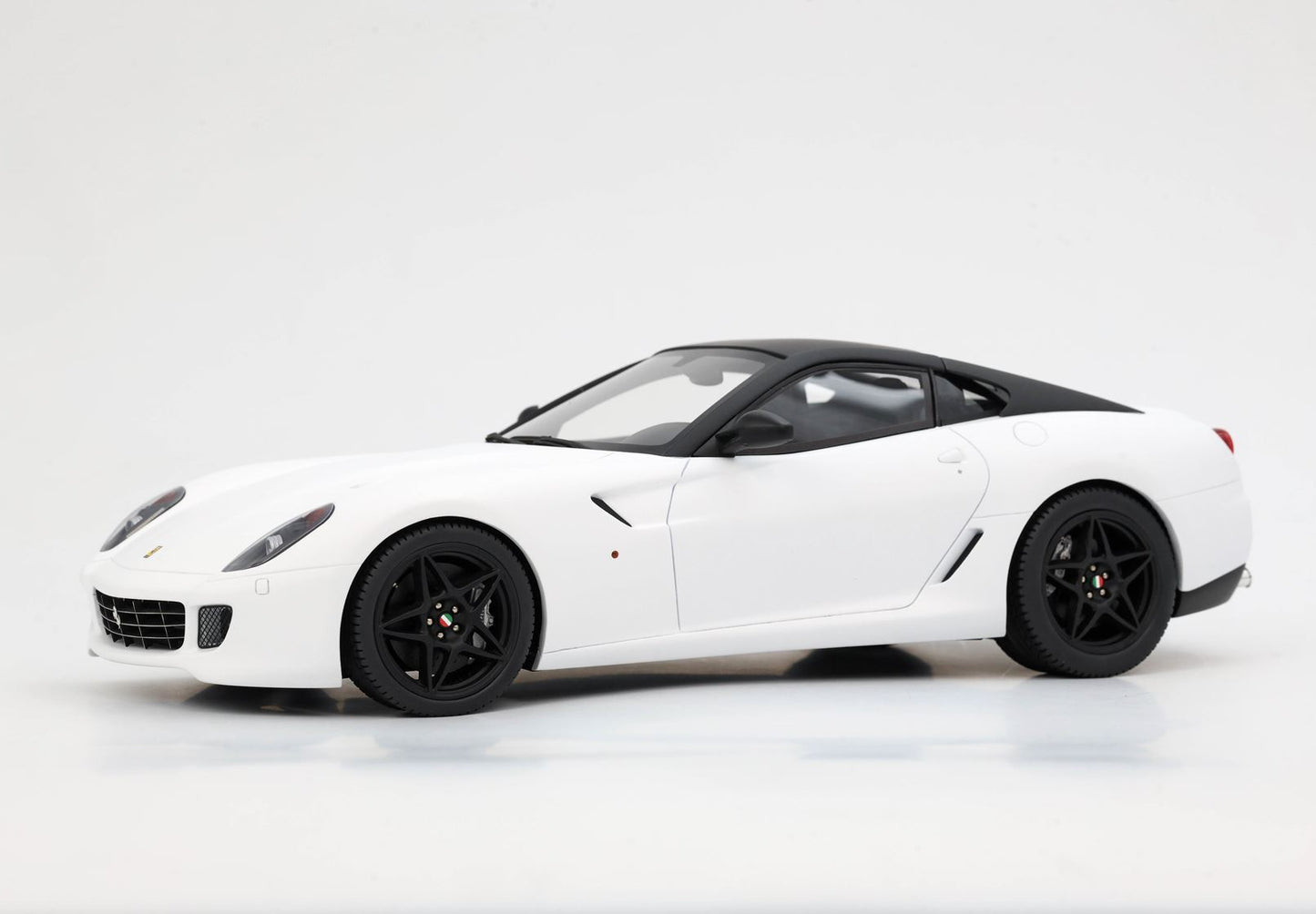 FERRARI 599 GTB FIORANO 2006 CAMBIO AUTOMATICO - FATTO IN ITALIA BIANCO OPACO - Vroomi