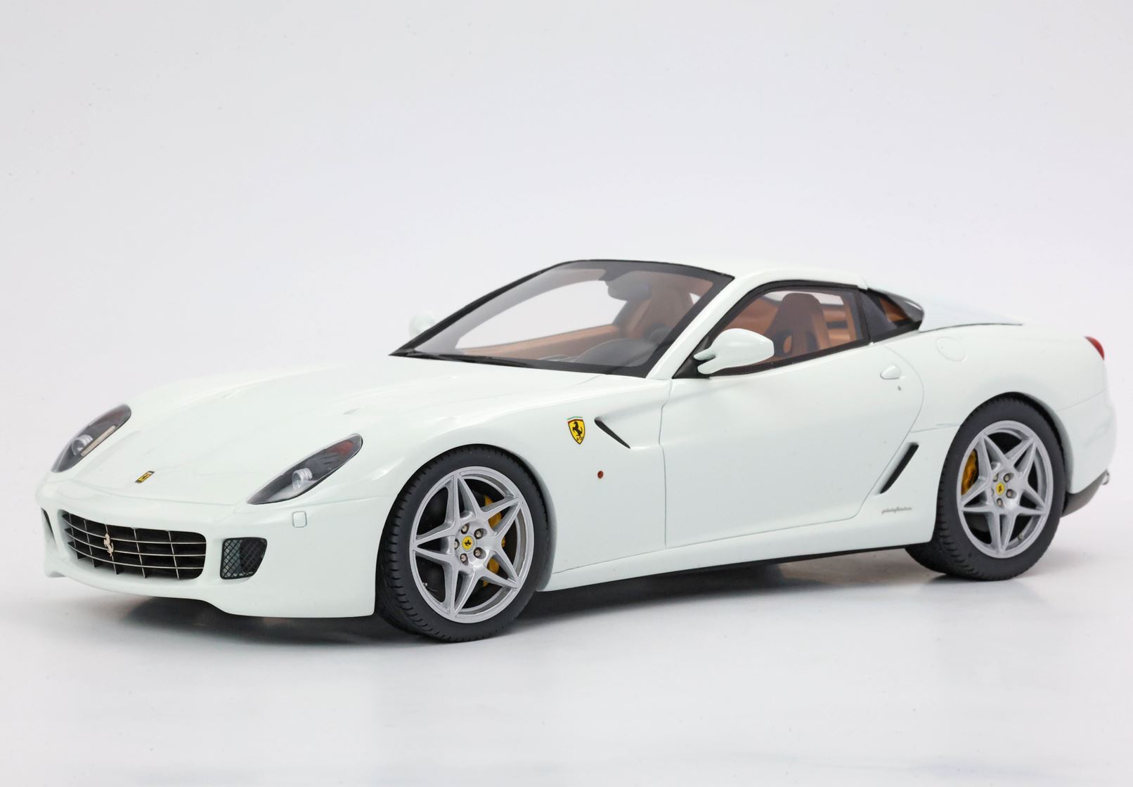 FERRARI 599 GTB FIORANO 2006 CAMBIO AUTOMATICO - FATTO IN ITALIA BIANCO AVUS INTERNI COLORE CUOIO - Vroomi