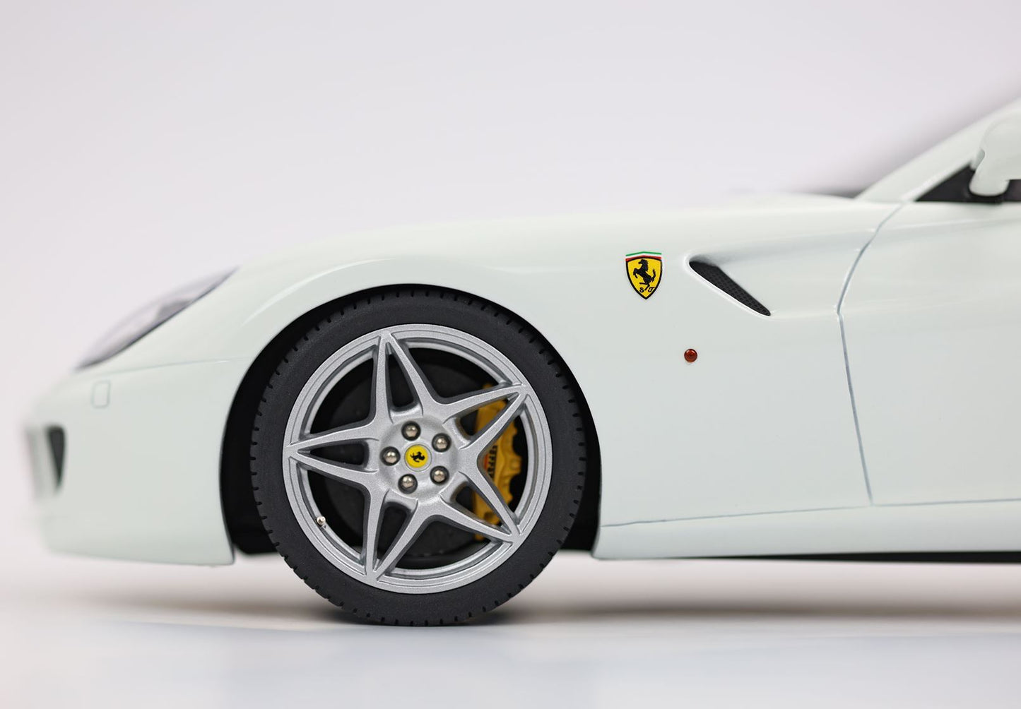 FERRARI 599 GTB FIORANO 2006 CAMBIO AUTOMATICO - FATTO IN ITALIA BIANCO AVUS INTERNI COLORE CUOIO - Vroomi
