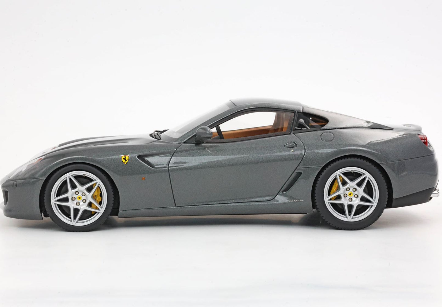 FERRARI 599 GTB FIORANO 2006 CAMBIO MANUALE - FATTA IN ITALIA GRIGIO SILVERSTONE INTERNI COLORE CUOIO - Vroomi
