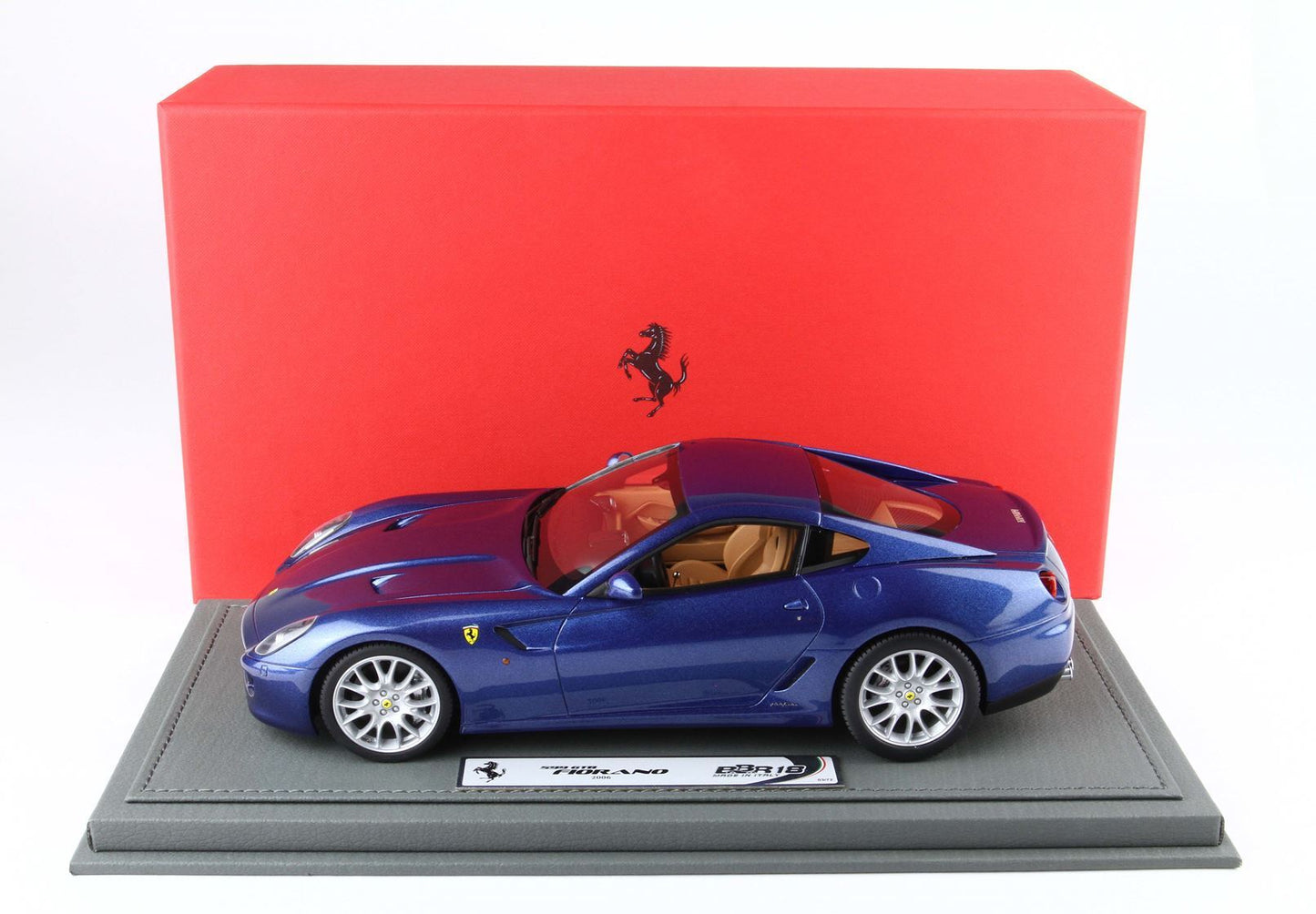 Modellino Ferrari 599 GTB Fiorano blu su espositore con scatola Ferrari rossa, disponibile su Vroomi.