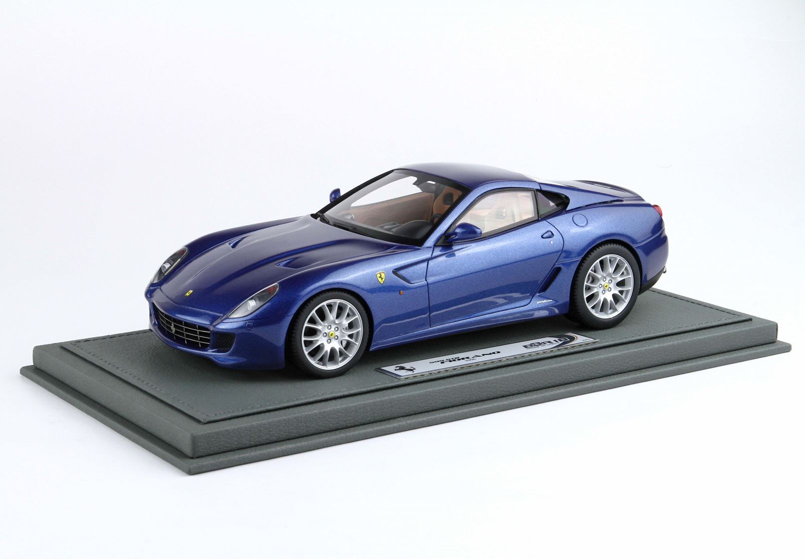 Modellino in scala della Ferrari 599 GTB Fiorano blu su base grigia, che puoi trovare sulla piattaforma Vroomi.