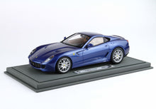 Modellino in scala della Ferrari 599 GTB Fiorano blu su base grigia, che puoi trovare sulla piattaforma Vroomi.