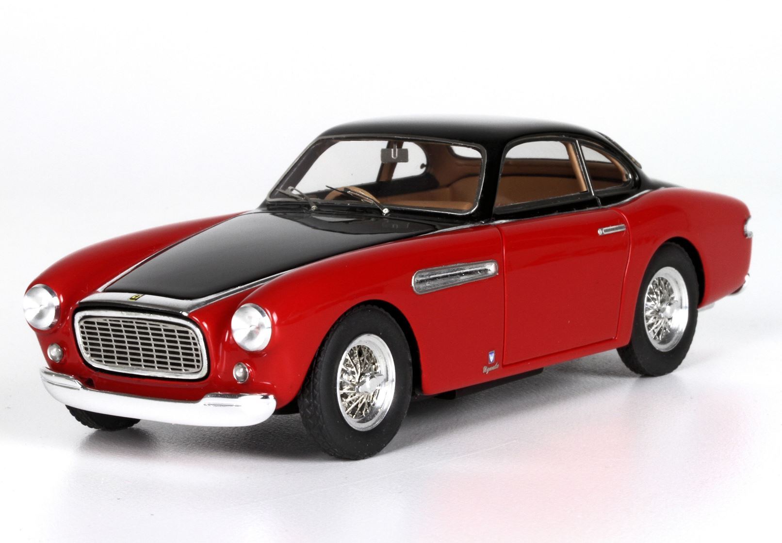 Modellino d'auto vintage rosso e nero con griglia cromata e ruote a raggi, ora disponibile su Vroomi.