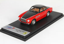 Modellino di Ferrari 212 Inter Vignale Coupé del 1967, rosso e nero, su base espositiva, disponibile sulla piattaforma Vroomi.
