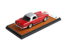Modellino in scala 1:1 della Ferrari 250 GT Pininfarina del 1960, rosso e argento, con base espositiva, disponibile tramite Vroomi.