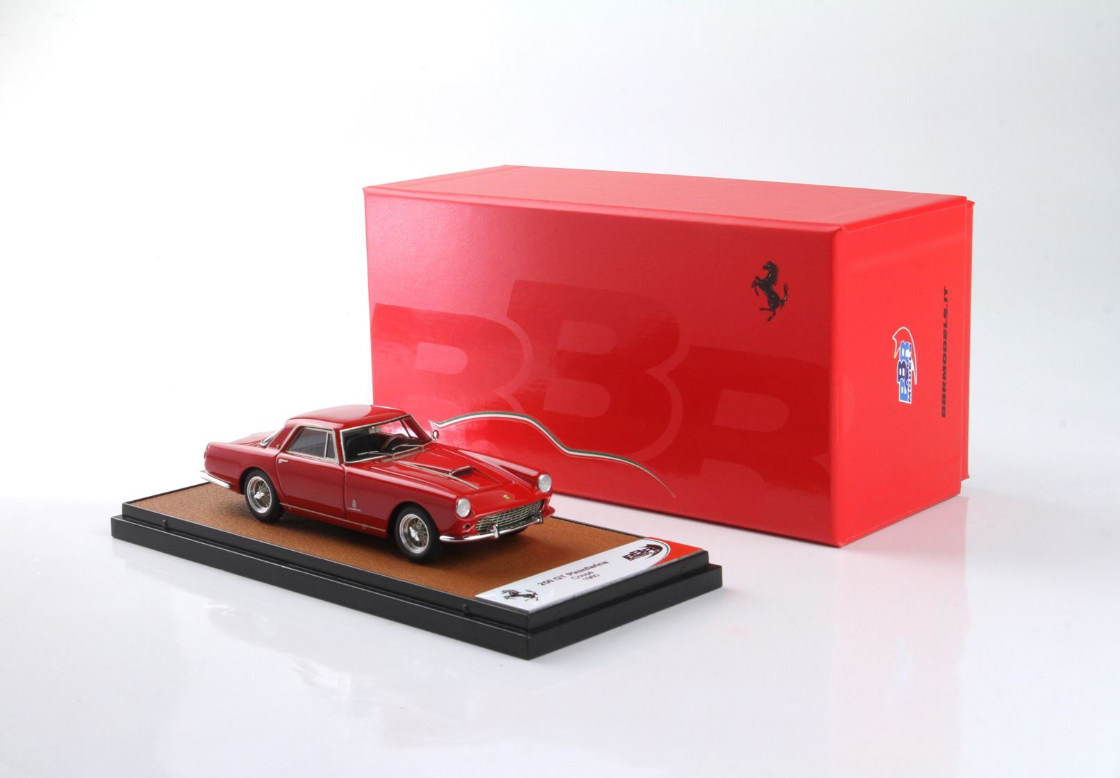 Modellino Ferrari 250 GT in scala 1:18 di Burago rosso su base nera con scatola BBR rossa, venduto tramite Vroomi.