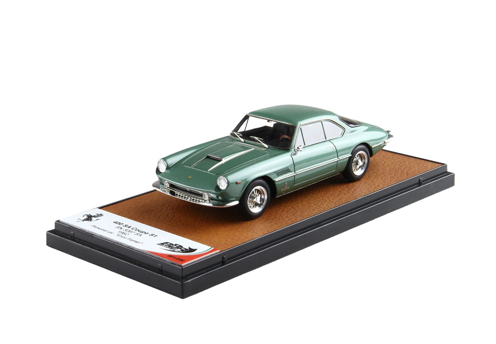 Modellino in scala della Ferrari 400 SA Coupé S1 verde su base espositiva disponibile tramite Vroomi