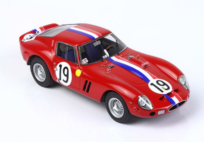 Modello di auto da corsa vintage rossa con il numero 19 e strisce blu e bianche, disponibile sulla piattaforma Vroomi.