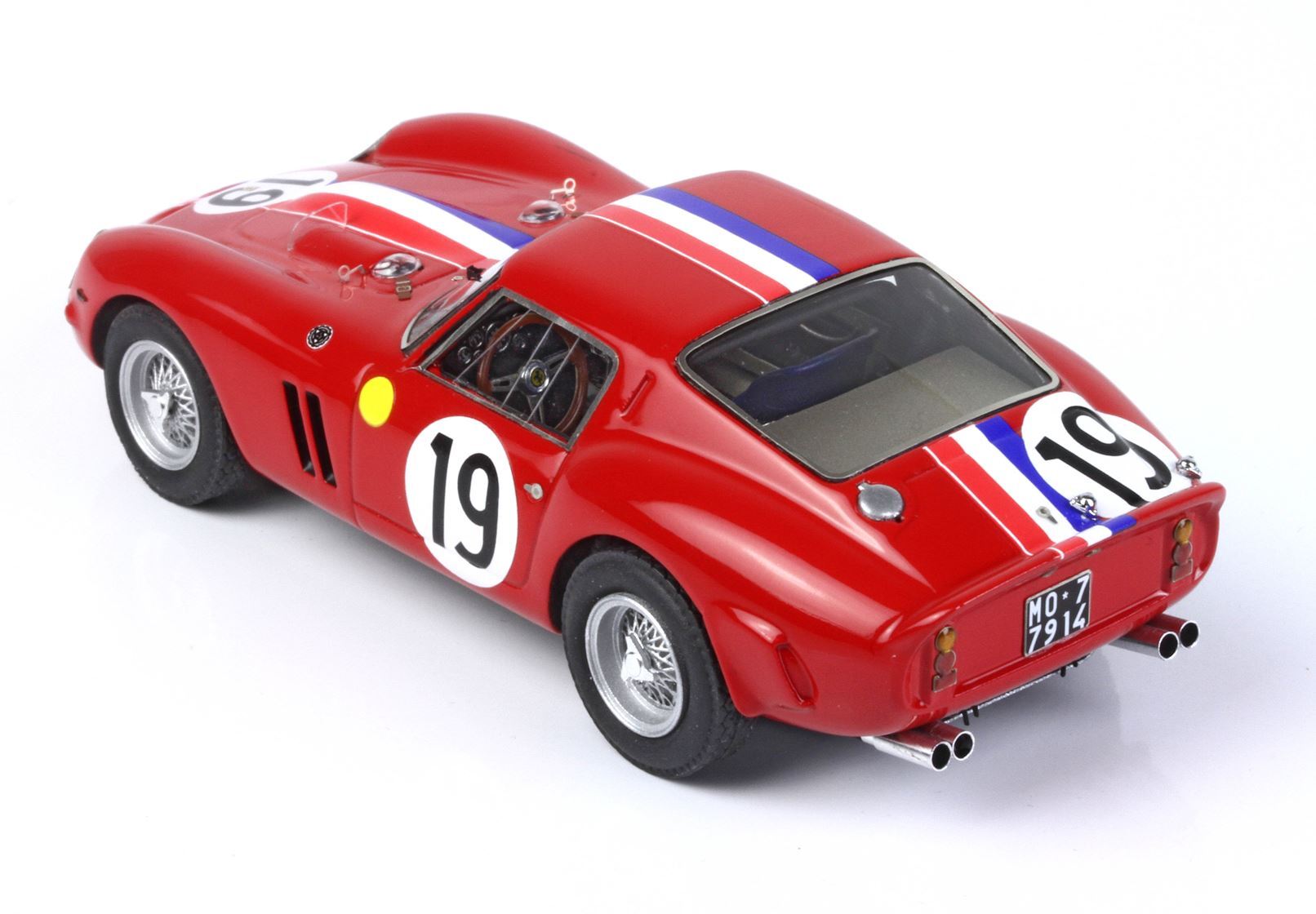 Modellino di auto da corsa vintage rossa con il numero 19 e strisce da corsa, presente su Vroomi.