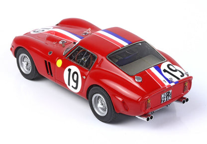 Modellino di auto da corsa vintage rossa con il numero 19 e strisce da corsa, presente su Vroomi.