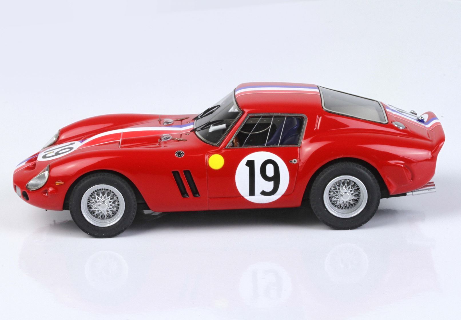 Modello di auto da corsa classica rossa con il numero 19, strisce bianche e blu, disponibile sulla piattaforma Vroomi.