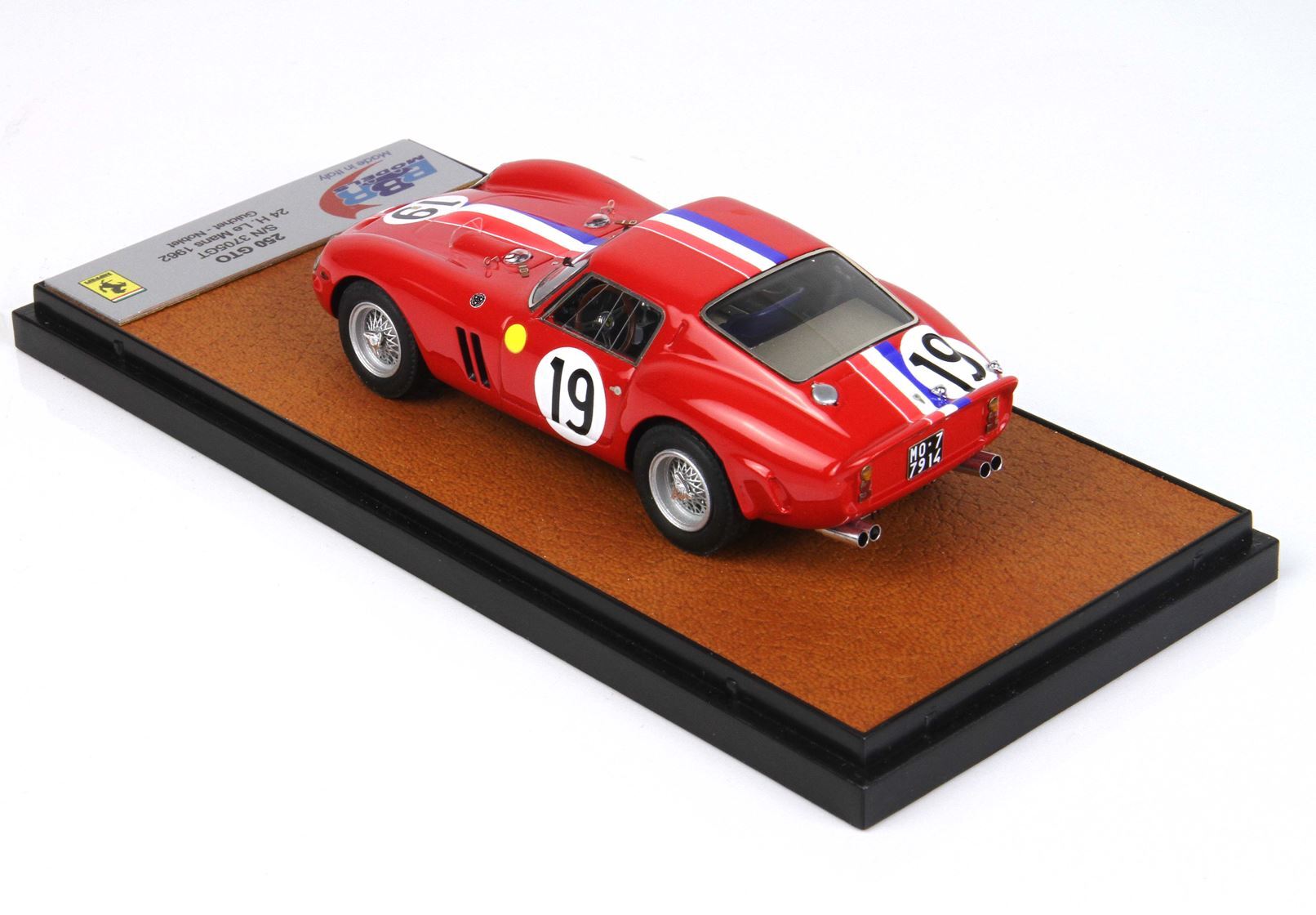 Modellino in scala della Ferrari 250 GTO rossa con strisce da corsa e numero 19, esposto su una base da esposizione disponibile su Vroomi.