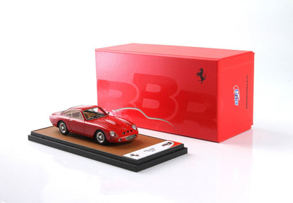 Modellino in scala della Ferrari 250 LM rossa su base espositiva con scatola BBR rossa, disponibile tramite Vroomi.