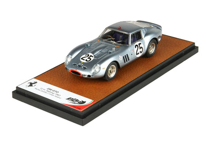 Modellino Ferrari 250 GTO del 1963 color argento con il numero 25 su un espositore, disponibile su Vroomi.