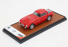 Modellino Ferrari 340 MM rosso del 1953 su base espositiva con piattaforma in pelle, disponibile tramite Vroomi.