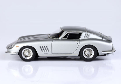 Modello classico di auto sportiva argentata con ruote a raggi metallici, disponibile sulla piattaforma Vroomi.