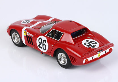 Modellino vintage di un'auto da corsa Ferrari rossa con il numero 26 e ruote a raggi, in vendita su Vroomi.