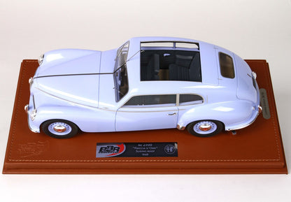 Modellino di Alfa Romeo 6c 2500 Freccia D'Oro del 1949, colore azzurro, con tetto apribile, su base marrone, disponibile su Vroomi.