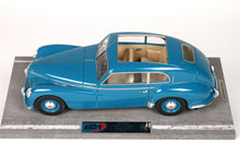 Modellino dell'Alfa Romeo 6c 2500 "Freccia d'Oro" blu del 1949 con tetto apribile, interni beige, disponibile su Vroomi.