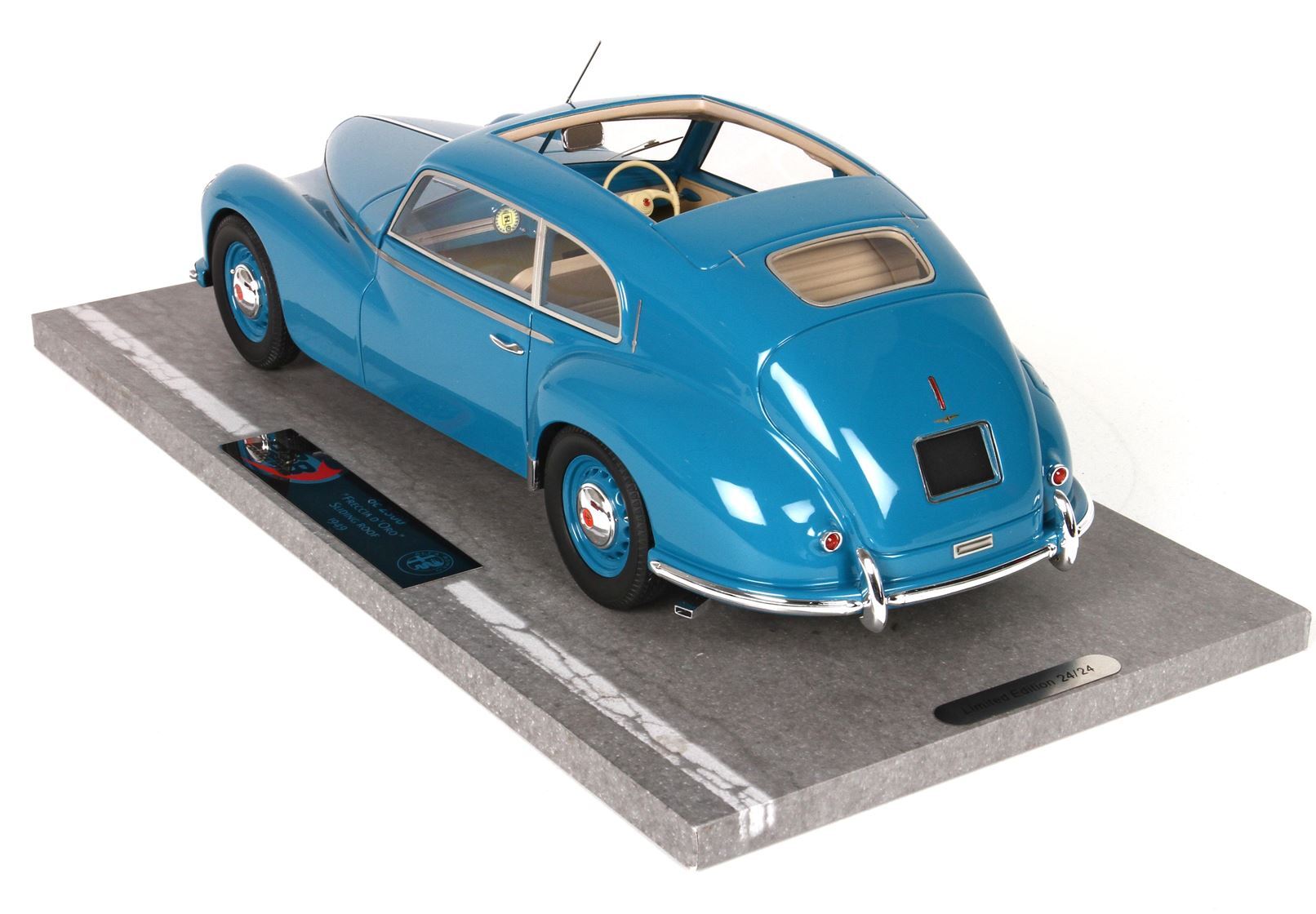 Modellino d'auto vintage blu su base grigia, edizione limitata, disponibile tramite Vroomi.