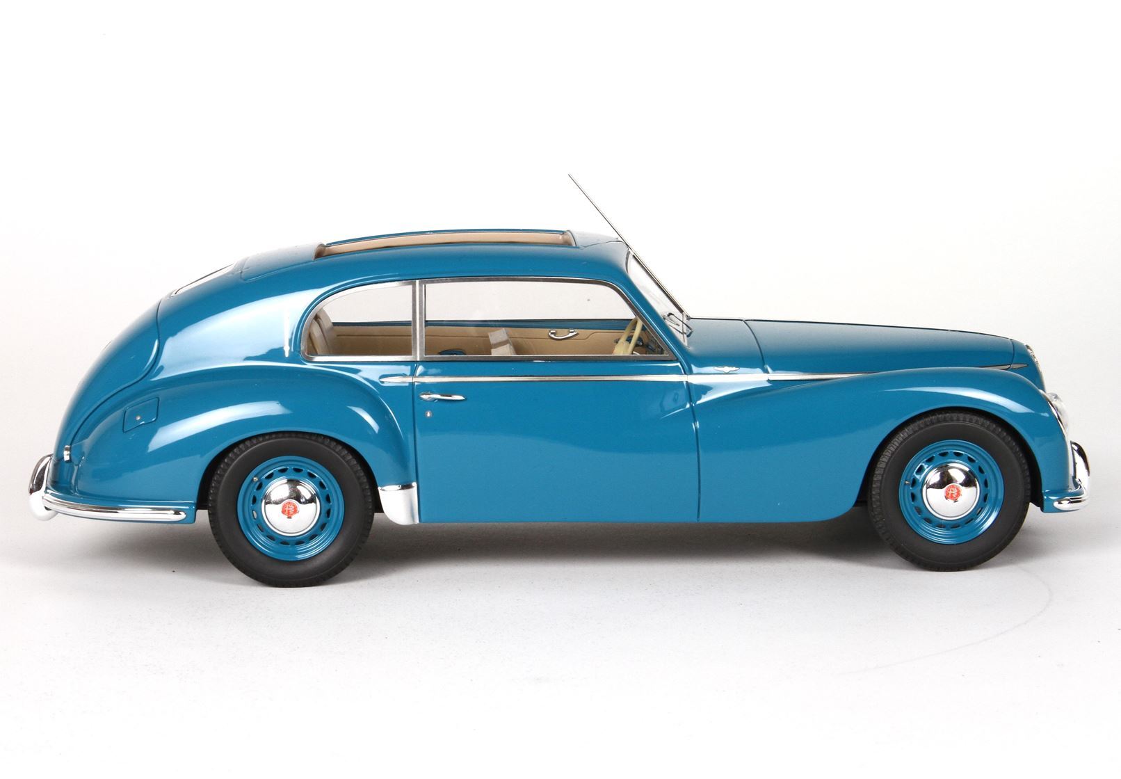 Classica auto d'epoca blu con interni color cuoio, design aerodinamico, ora disponibile su Vroomi.