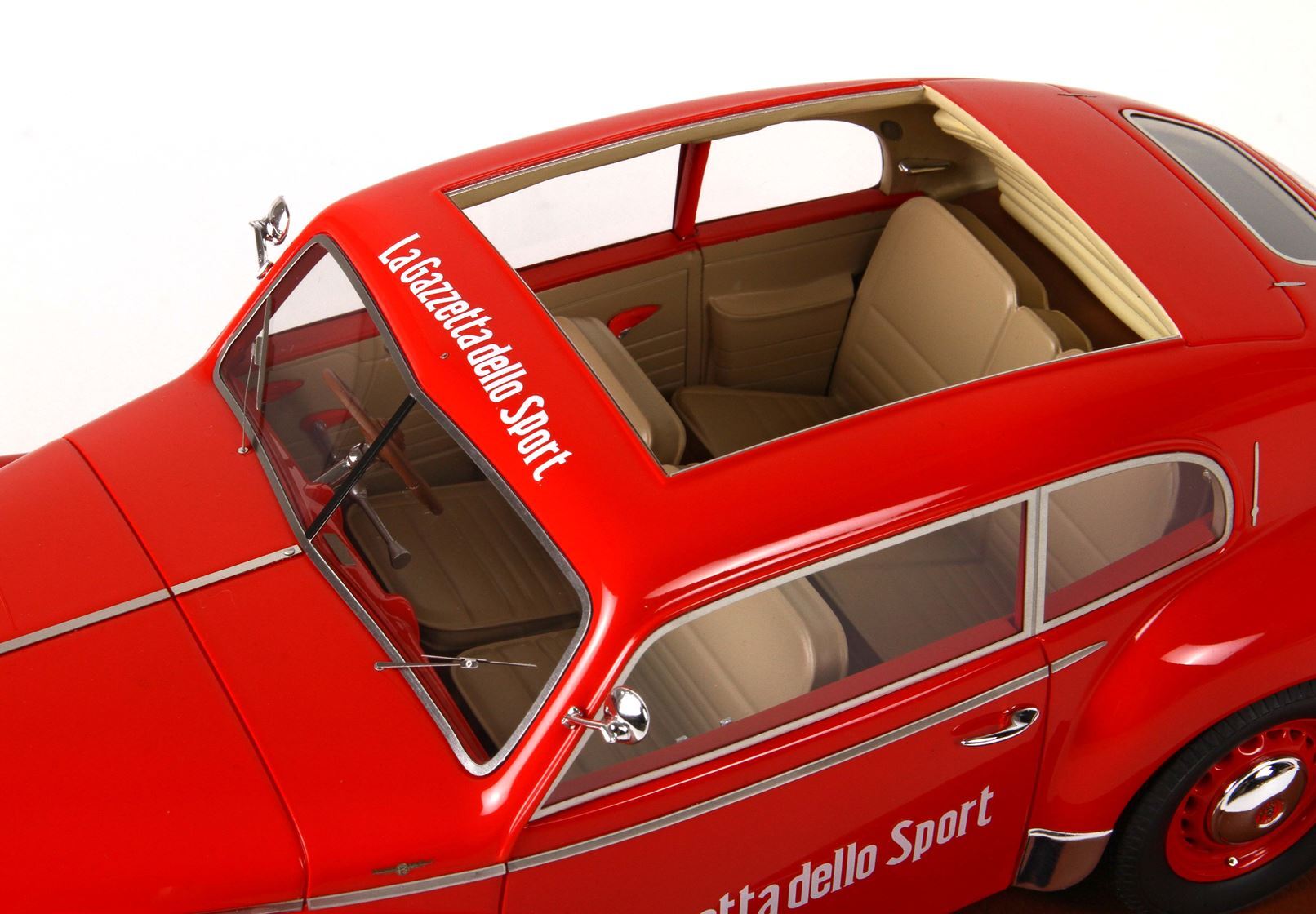 Modello di auto vintage rossa con tetto apribile e interni beige, adesivo La Gazzetta dello Sport, disponibile su Vroomi