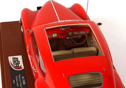 Modellino rosso Alfa Romeo 6C 2500 del 1949 con tetto apribile e interni dettagliati, in vendita su Vroomi.