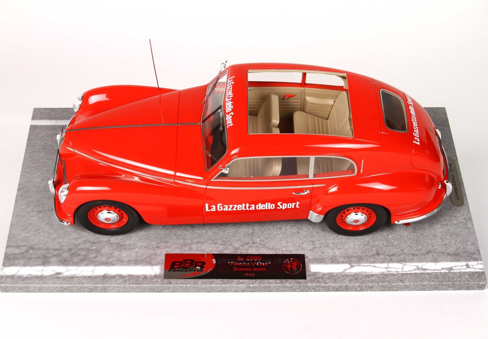 Modello Alfa Romeo 6C 2500 Freccia d'Oro del 1949 di colore rosso con tetto apribile, marchio La Gazzetta dello Sport, disponibile su Vroomi.