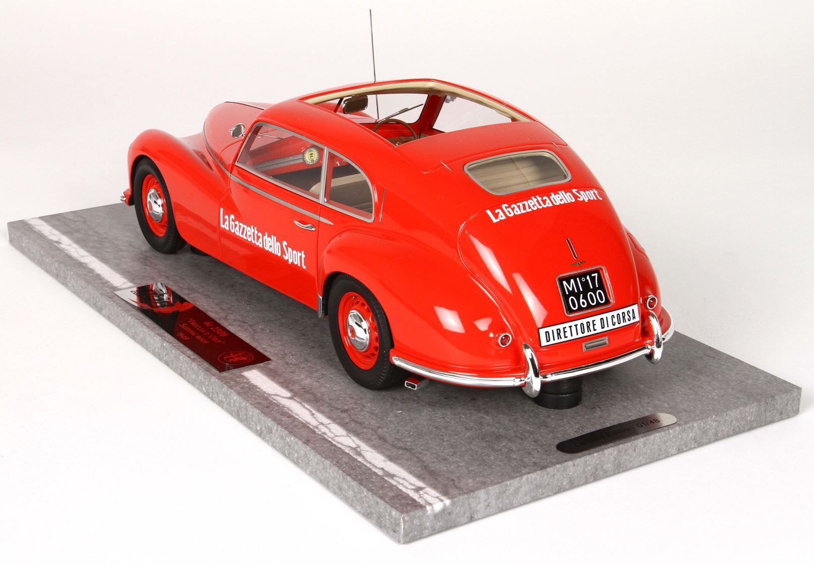 Modellino vintage rosso dell'Alfa Romeo con il logo della Gazzetta dello Sport, esposto su un supporto, disponibile su Vroomi.