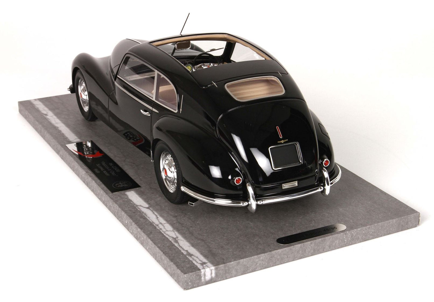 Modellino vintage Alfa Romeo nero su base espositiva con dettagli cromati, in vendita su Vroomi.