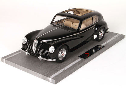 Modellino classico vintage Alfa Romeo nero con interni beige su base grigia, presente anche su Vroomi.