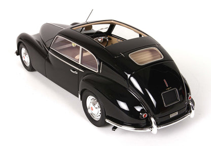 Modello di auto d'epoca classica nera con dettagli cromati e interni beige, disponibile sulla piattaforma Vroomi.