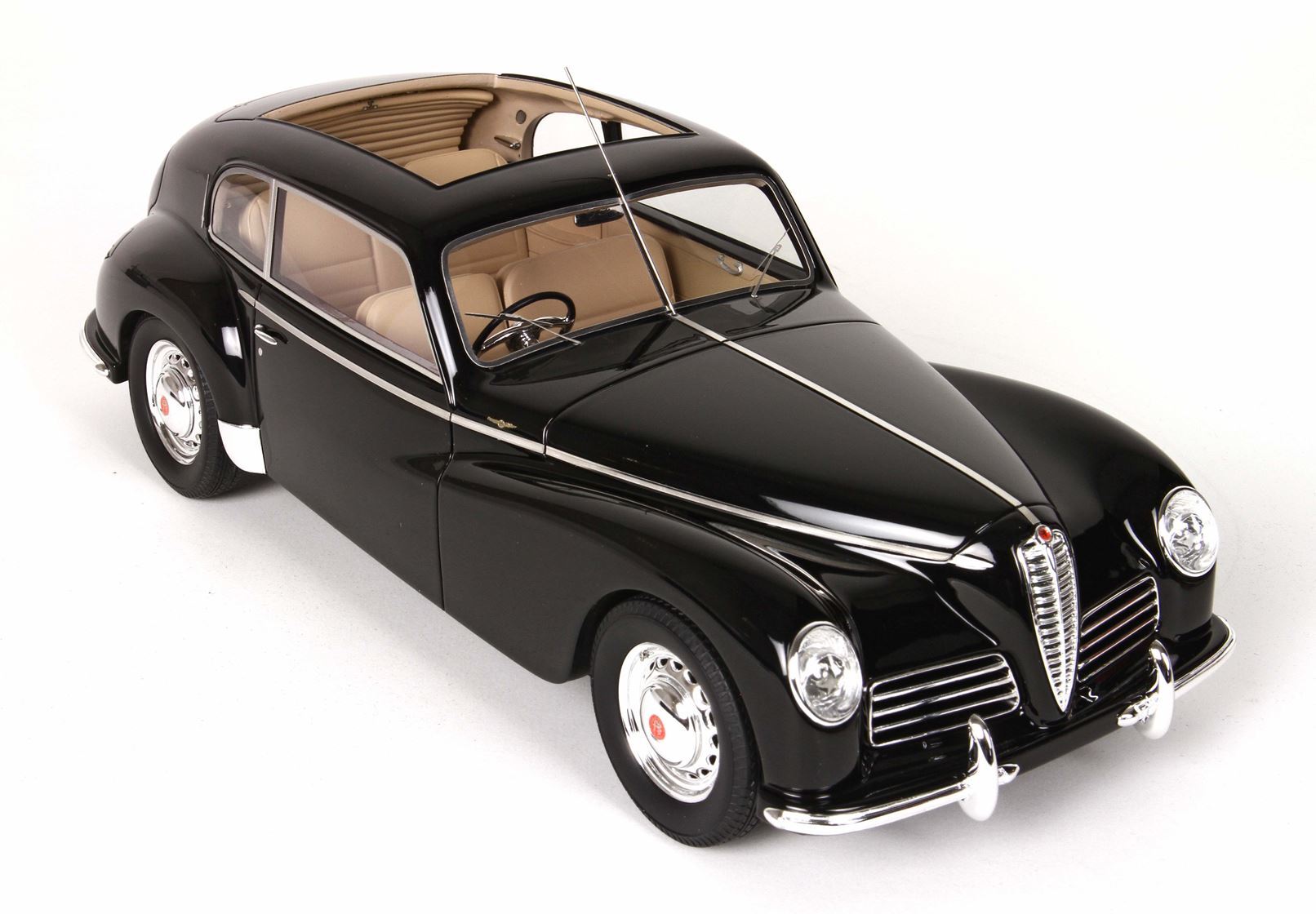 Auto vintage nera con interni color cuoio e tetto apribile, design classico disponibile su Vroomi.