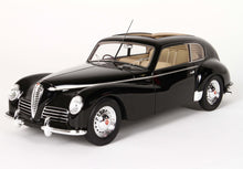 Modellino vintage Alfa Romeo nero con griglia cromata e interni beige, ora disponibile su Vroomi.