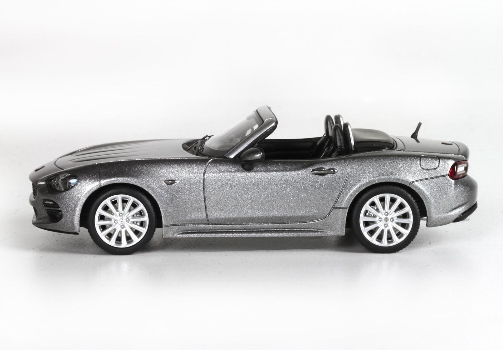 FIAT 124 SPIDER GRIGIO ARGENTO - Vroomi