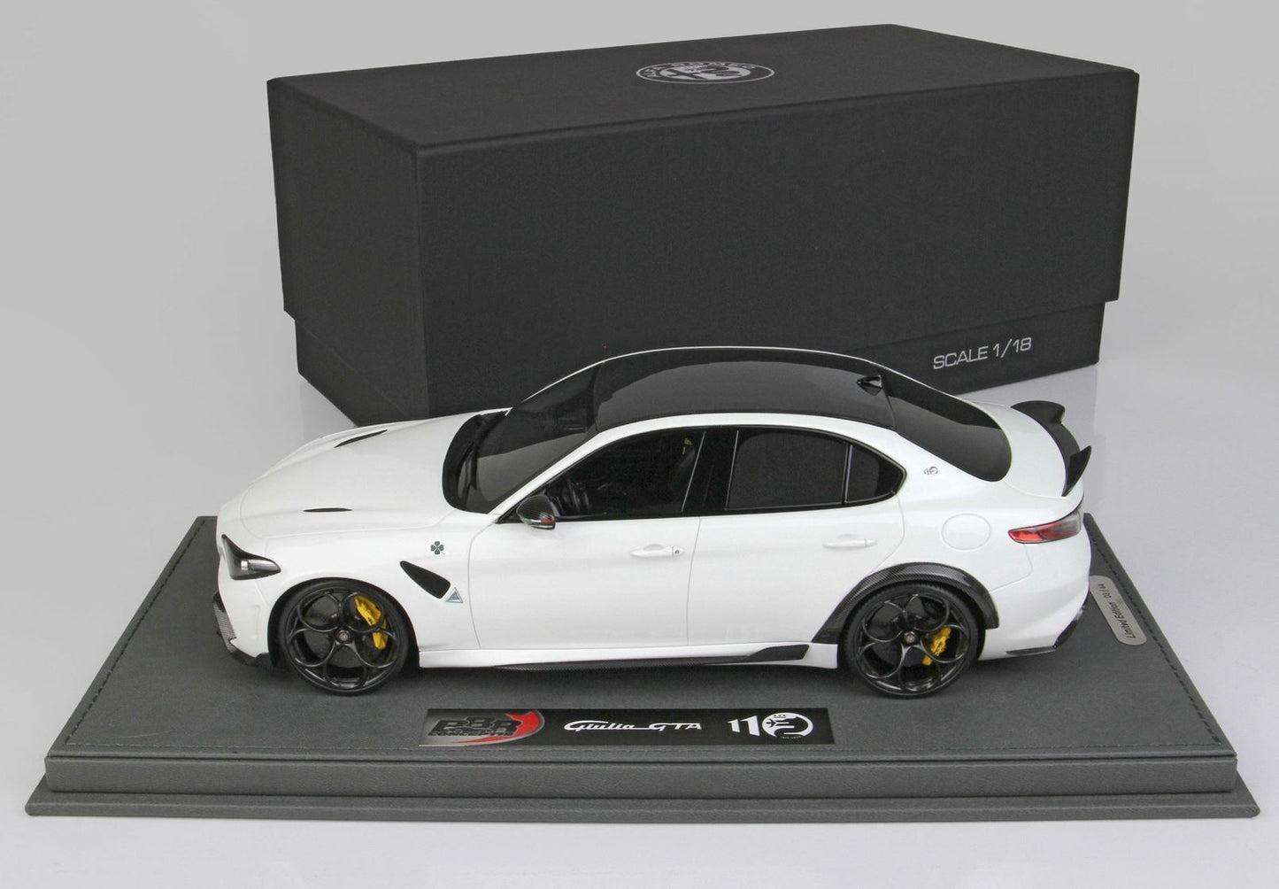 ALFA ROMEO GIULIA GTA BIANCO TROFEO FRENI ROSSI CINTURE DI SICUREZZA NERE - Vroomi