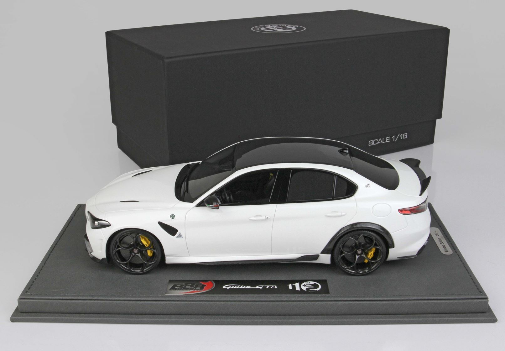 ALFA ROMEO GIULIA GTA BIANCO TROFEO FRENI ROSSI CINTURE DI SICUREZZA NERE - Vroomi