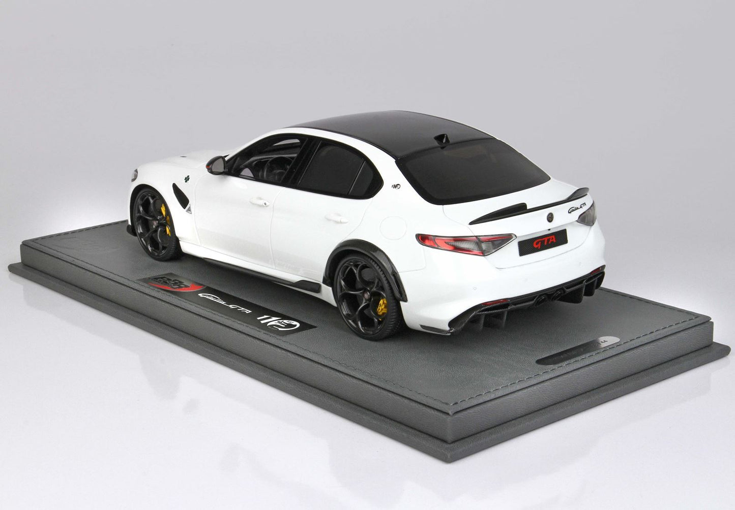 ALFA ROMEO GIULIA GTA BIANCO TROFEO FRENI ROSSI CINTURE DI SICUREZZA NERE - Vroomi