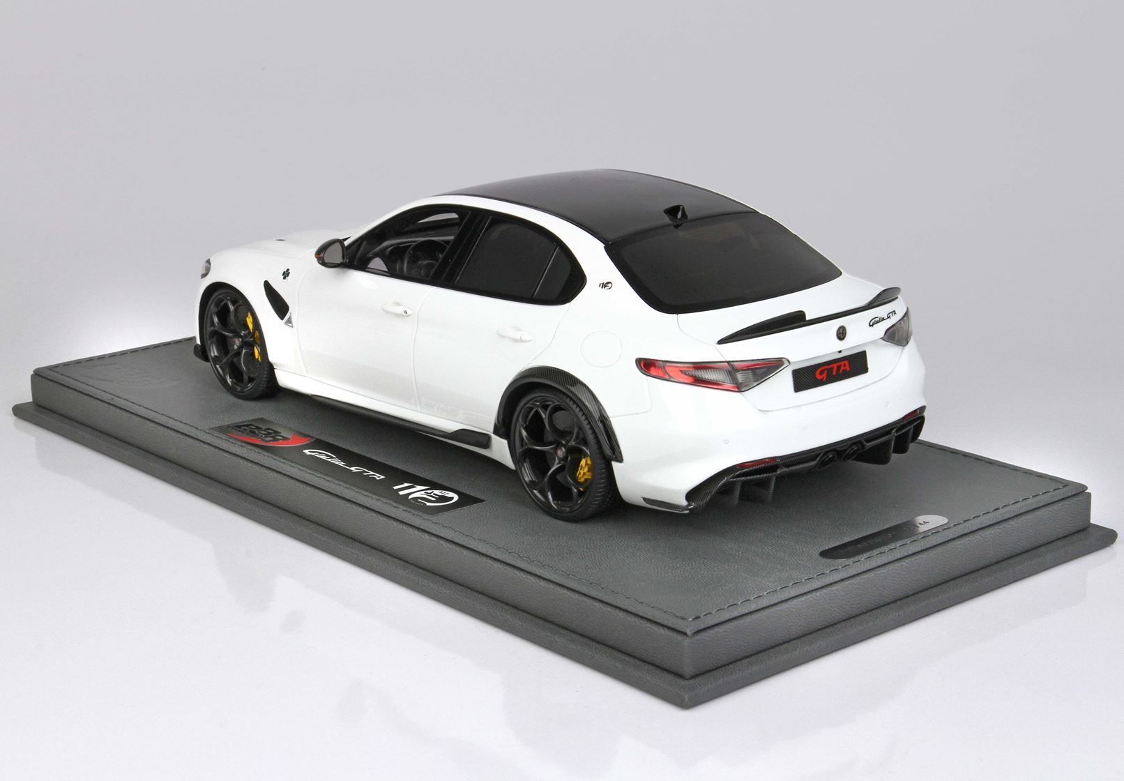 ALFA ROMEO GIULIA GTA BIANCO TROFEO FRENI ROSSI CINTURE DI SICUREZZA NERE - Vroomi