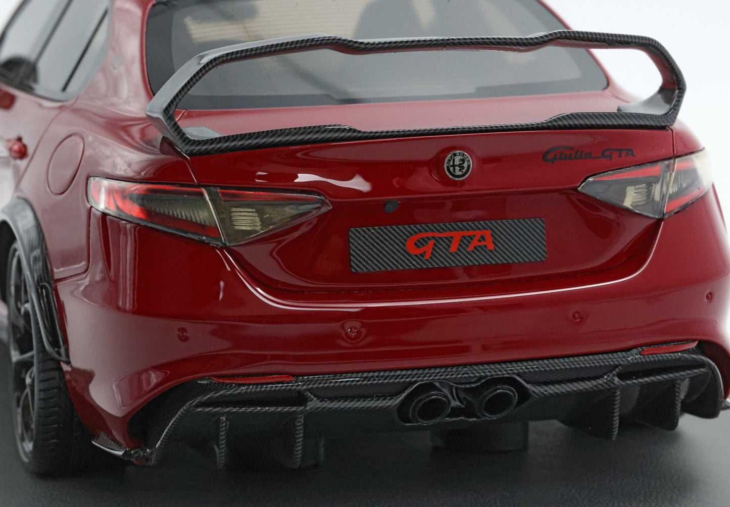ALFA ROMEO GIULIA GTA SPECIALE ROSSO COMPETIZIONE - LOGO ALFA ROMEO E SPOILER POSTERIORE - Vroomi