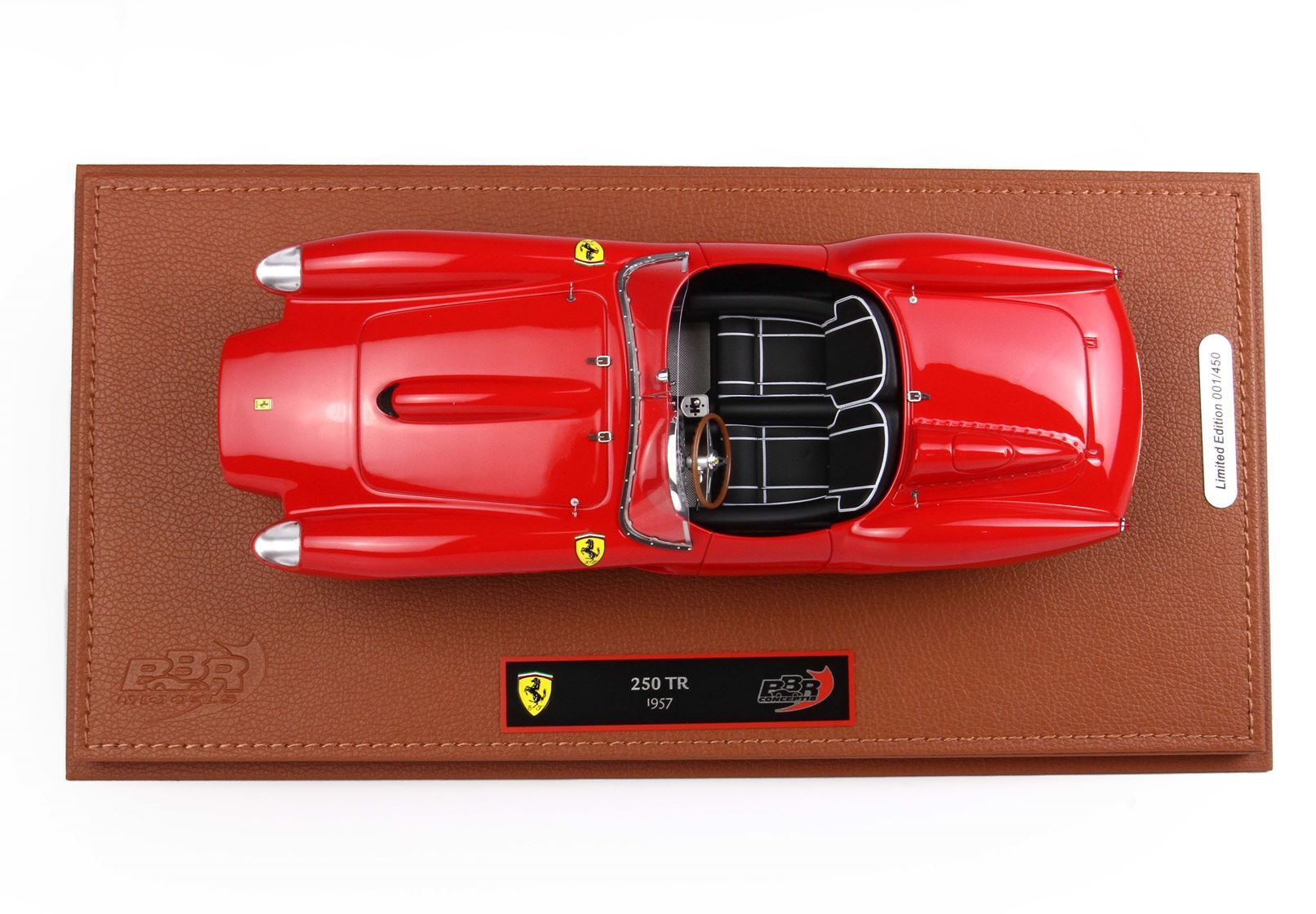 Vista dall'alto del modello Ferrari 250 TR rosso del 1957 su base in pelle marrone con marchio PBR, ora disponibile tramite Vroomi.